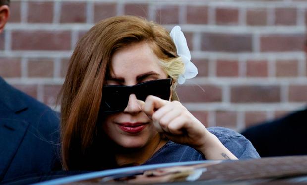 حساب ليدي جاجا بتويتر يمتلئ بدعوات الشفاء