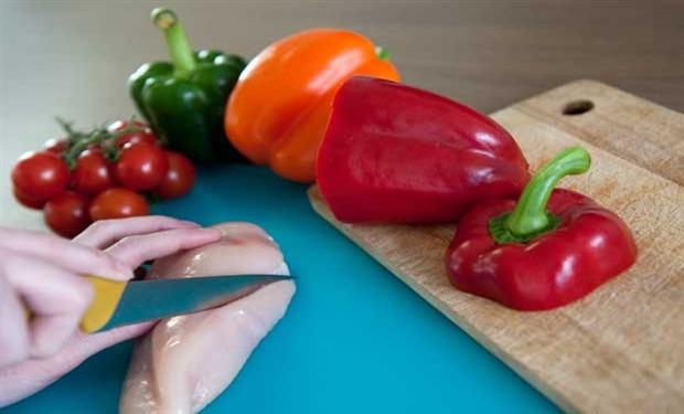 لا تستخدم نفس السكين لتقطيع اللحوم والخضروات النيئة! 