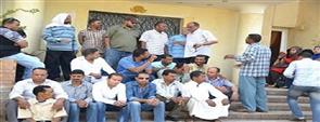 العاملون بديوان محافظة الوادي الجديد ينظمون وقفة احتجاجية