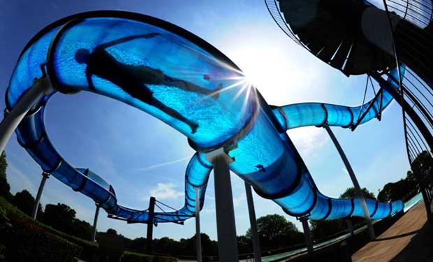 المزالق المائية قد تعرض الطفل لإصابات خطيرة 