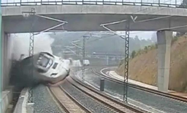 شاهد حادث قطار اسبانيا لحظه الخروج عن القطبان