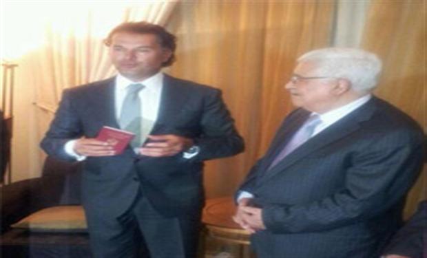 الرئيس الفلسطيني يمنح راغب علامة الجنسية الفلسطينية في بيروت