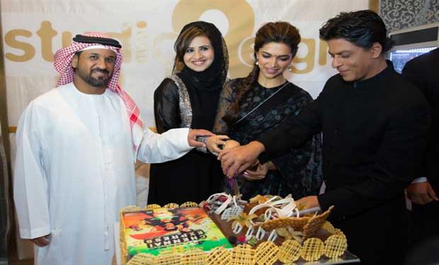 نجم بوليوود الأول شاه روخ خان مع النجمة ديبيكا بادوكون في دبي 