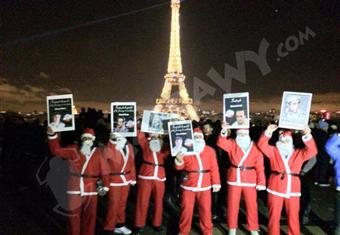 6 أبريل تتظاهر بزي ''بابا نويل'' أمام برج إيفل للإفراج عن شباب الثورة