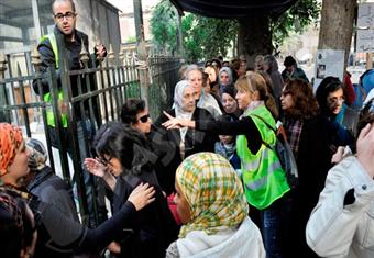 ''هاجس التفجيرات'' يسيطر على طوابير النساء في الاستفتاء