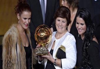 والدة كريستيانو وشقيقتاه يلتقطن الصور مع ميسي