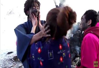 بالفيديو.. ''تقليد ياباني''.. إلقاء المتزوجين حديثا من فوق تل من الثلج