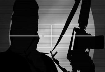 صحيفة جزائرية: ''إرهابي'' يسلم نفسه إلى أجهزة الأمن في البلاد