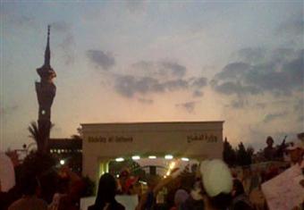 الجيش يغلق الطريق المؤدي إلى وزارة الدفاع