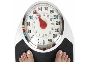 احرص عليها.. عصائر تساعد على حرق دهون البطن