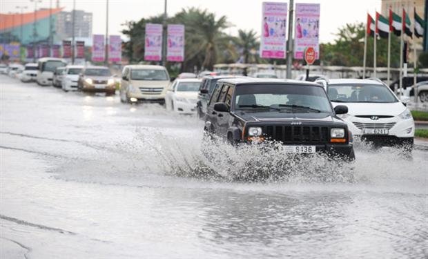 أمطار كثيفة بمختلف أنحاء الامارات واستمرارها حتى غدا