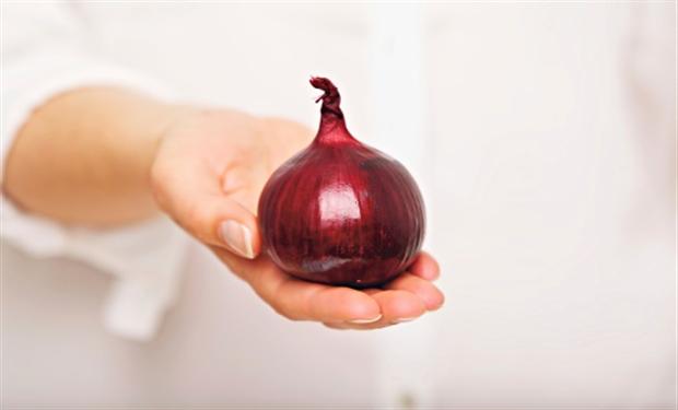 تدمعين من البصل... تعرفى معنا على فوائده الجمه 