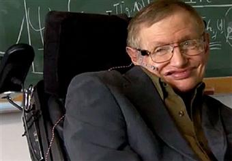 ستيفن هوكينغ.. العَالِم الذي تحدي الإعاقة 