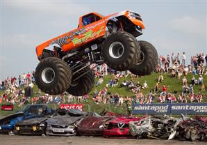 بالفيديو: شاحنة عملاقة تدهس الجمهور و تقتل 3 خلال استعراض سيارات