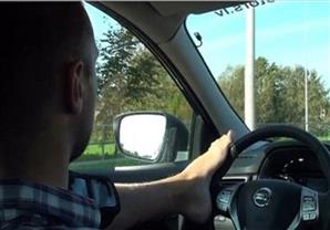 بالفيديو:سائق مبتور الذراعين يحصل على رخصة قيادة! 