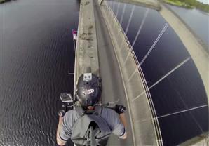 مغامر متهور يقود دراجته فوق جسر مرتفع بفنلندا