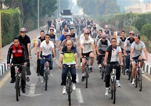 بالصور.. وزير الدفاع يقود الدراجة مع طلبة الكليات العسكرية