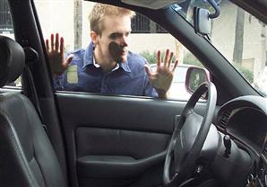 طريقة مبتكرة لفتح باب سيارتك في حال نسيت المفتاح بداخلها