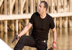 بالفيديو : السقا يحاول إنقاذ سيارة من الاشتعال