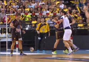 بالفيديو- ''عضة'' سواريز تظهر بملاعب اليد بفرنسا