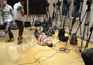 بالصور.. 7 ساعات من ''النوم على الأرض'' في انتظار نتائج سد النهضة