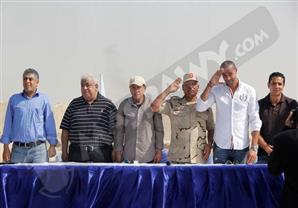 بالصور.. اعلاميون وفنانون يشاركون عمال قناة السويس الجديدة في حفل الغداء