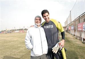 الكابتن إكرامى ينفى شائعة تهرب شريف إكرامى من المنتخب ويؤكد تعرضه لإصابة