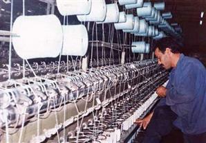 عمال المحلة للغزل يتفقون على إغلاق المصنع بعد موافقة الشركة على شروطهم