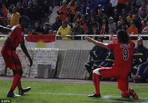 بالفيديو- كافاني يطلق النار في الأرض خوفًا من التحكيم