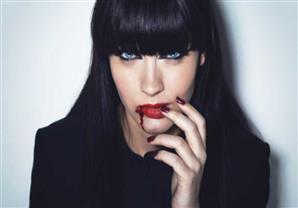 10 أغرب حالات إدمان من ضمنها شرب الدم البشرى!!