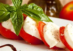 طريقة عمل سلطة الموزاريلا الإيطالية