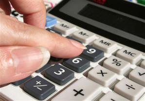 هل شراء السلع للناس وبيعها لهم بالتقسيط من الربا؟