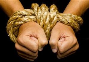 اعتدوا عليه وصوروه عاريًا .. معاقبة المتهمين باختطاف مواطن وسرقته بالقليوبية 