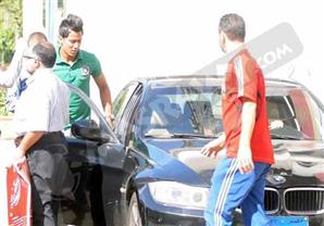 جاريدو يصطحب عمرو جمال للسفارة الإسبانية بسيارته الشخصية