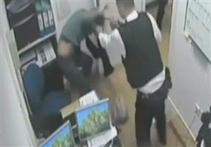 الاندبندنت: فصل شرطي بريطاني يعتدي على السيدات - ( فيديو)