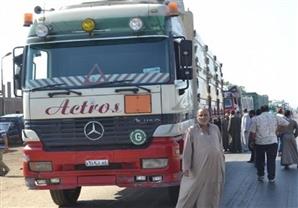 الحكومة تستثني سيارات السلع الاستراتيجية والتموينية من قرار سير النقل