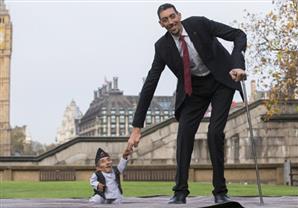 أغرب مقابلة بين أطول وأقصر رجلين في العالم