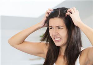 ما أسباب حكة فروة الرأس؟ 