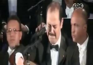 شاهد… لماذا بكى لطفي بوشناق وهو على المسرح وابكى الجماهير معه