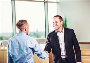 للرجال: ماذا ترتدي لمقابلة عمل؟