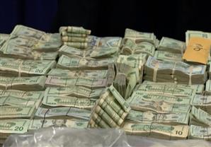  السماء تمطر نقوداً.. والطريق مغلق بسبب تراكم الدولارات