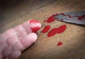 جثة وبركة دماء وسط الشارع.. مقتل شاب طعنًا بسكين في حلوان