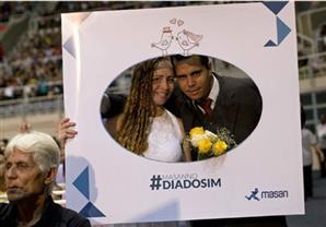 بالصور: أكثر من الفي برازيلي وبرازيلية يشاركون في أكبر عرس جماعي في تاريخ البلاد