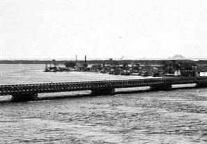 لقطة نادرة لكوبري قصر النيل القديم سنة 1890 و تبدو اهرامات الجيزة من بعيد