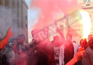 بالصور- طلاب القاهرة يُشعلون الشماريخ... وأمن فالكون ينتشر على بوابات عين شمس