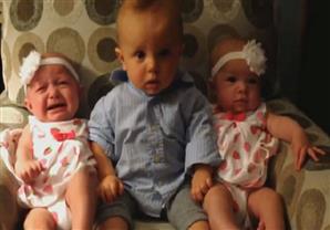 رد فعل طفل يشاهد أختيه التوأم لأول مرة