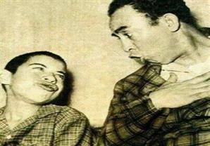 اسماعيل يس يداعب ابنه