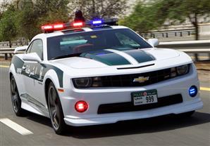 بالصور.. شرطة دبي تقدم هدايا للمخالفين!