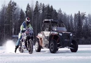 استعراض مذهل لدراجة نارية وعربة جليد على بحيرة مجمدة
