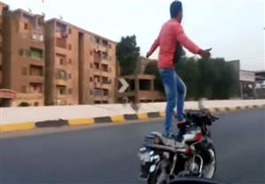 بعد تداول فيديو.. ضبط شخص استعرض بـ"موتوسيكل" في الجيزة